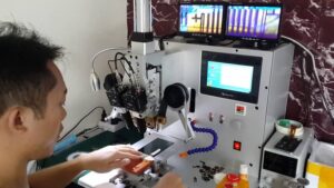 Ép cổ cáp màn hình điện thoại Iphone đòi hỏi cần có kỹ thuật