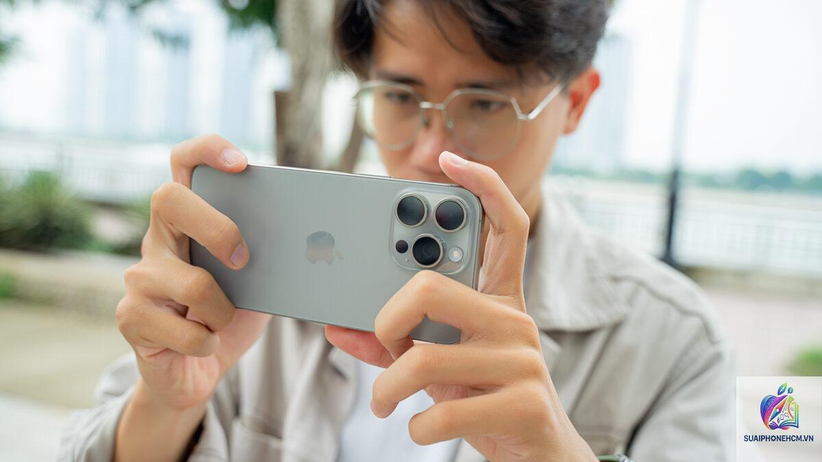 iPhone 15 Pro Max camera zoom có xa không - Hình 2