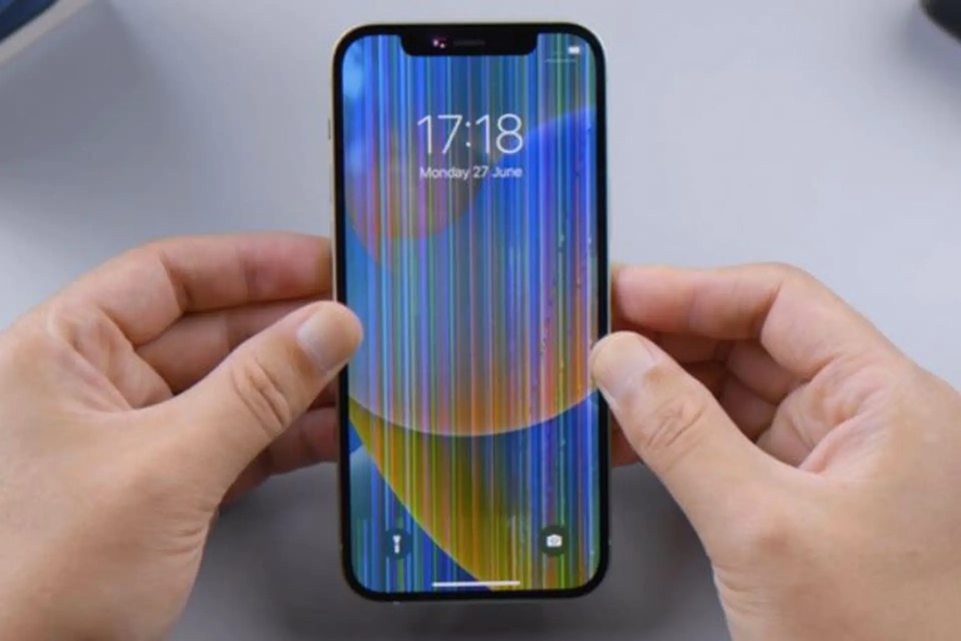 iPhone bị sọc màn hình - Hình 3