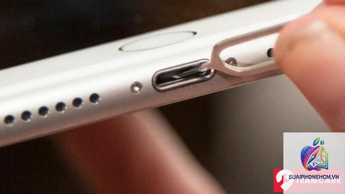iPhone cổng sạc bị oxy hóa - Hình 2