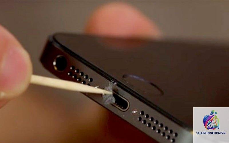 iPhone cổng sạc bị oxy hóa - Hình 3