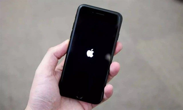 iPhone màn hình đen không lên