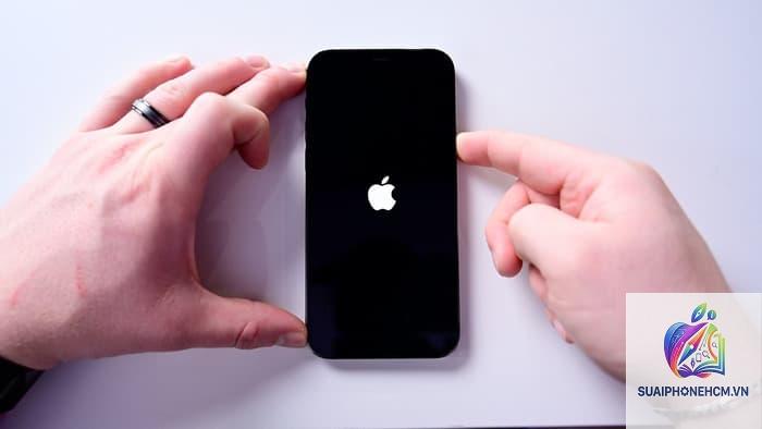 iPhone pin còn 30 tự tắt máy