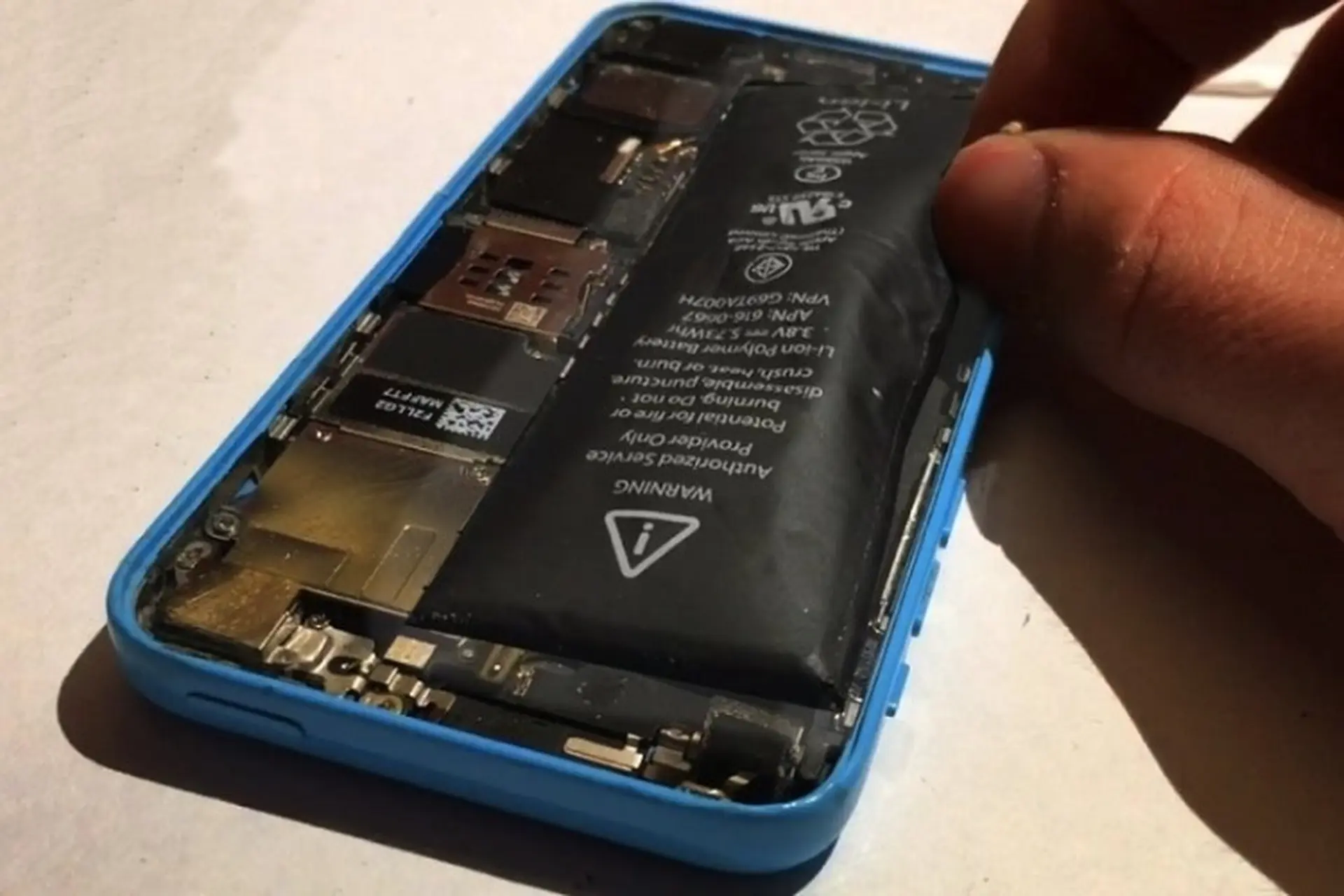 iPhone pin phồng có nguy hiểm không - Hình 3