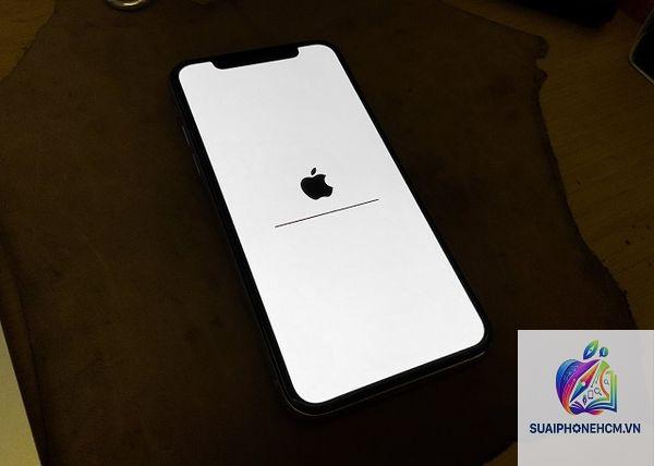 iPhone treo táo pin ảo