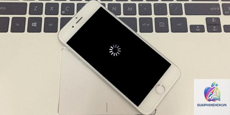 iPhone tự khởi động lại