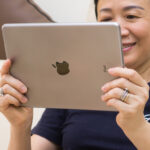 iPad cho người lớn tuổi: Trải nghiệm công nghệ đơn giản, kết nối yêu thương không giới hạn ipad cho người lớn tuổi