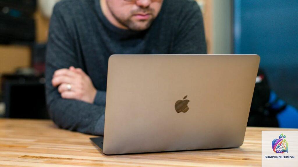 MacBook Pro sạc bao lâu đầy