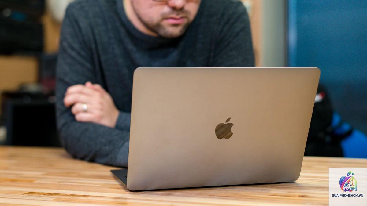 MacBook Pro sạc bao lâu đầy - Hình 1