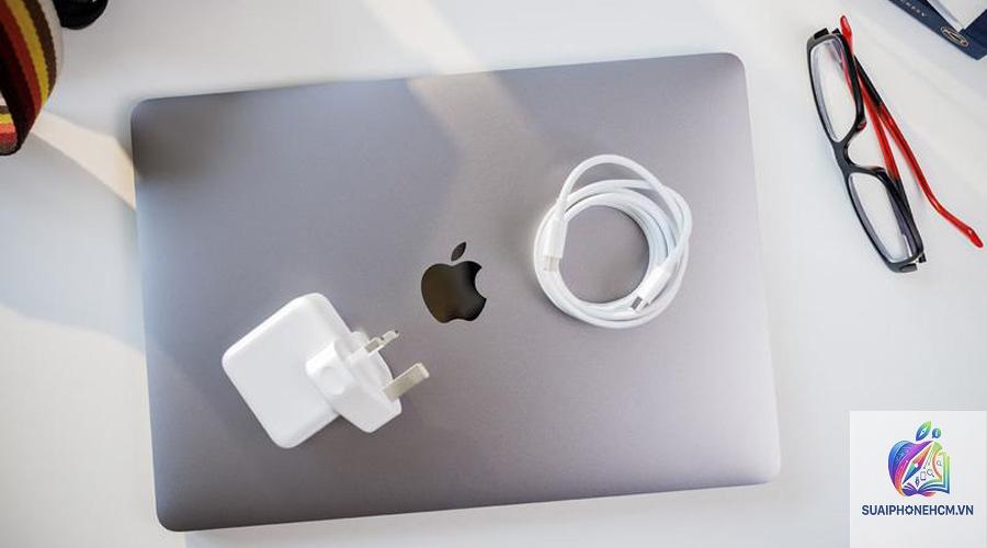 MacBook Pro sạc nhanh - Hình 2